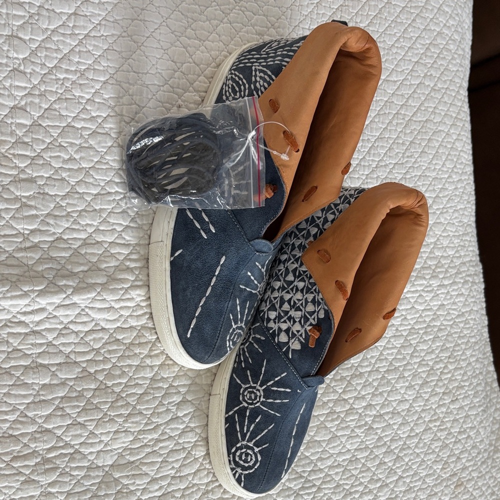Free People Navy and Tan Women’s Sneakers size 38 which is size 8 in U.S.